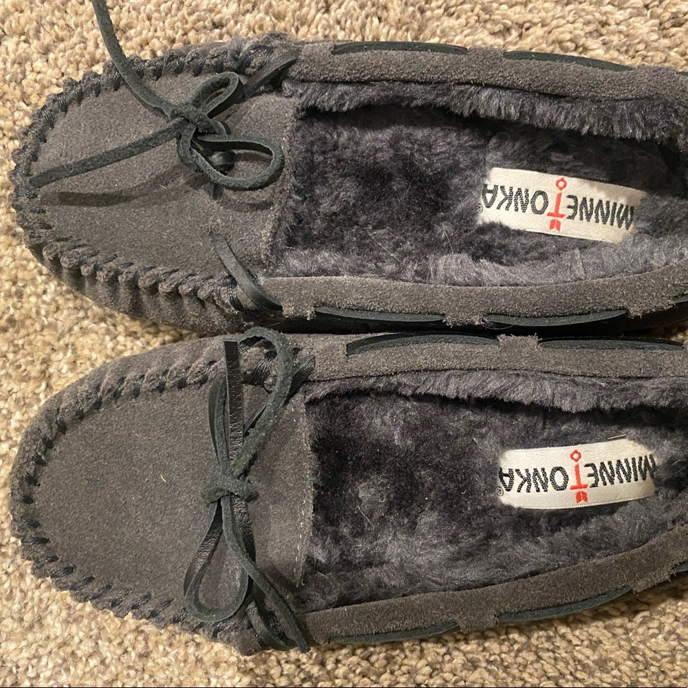 Womens Minnetonka slippers. Never worn. Size 6.5